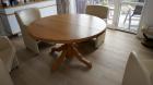 Eettafel, massief geloogd grenen. 