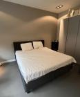 Donkergrijs bed incl matras en topper 180x200cm