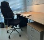 Bureau met verrijdbare ladenkast en bureaustoel