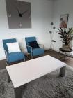 2 mooie blauwe (petrol )stoelen +witte salontafel 