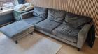 Groen fluwelen driezitsbank met hocker