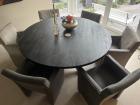 6 eetkamerstoelen voorzien van wieltjes.
