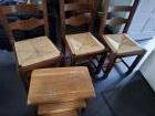 3 donker eiken stoelen en blank eiken bijzet tafeltjes