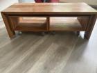Salontafel (teak hout) met twee losse tafeltijes op wielen; zie fptp